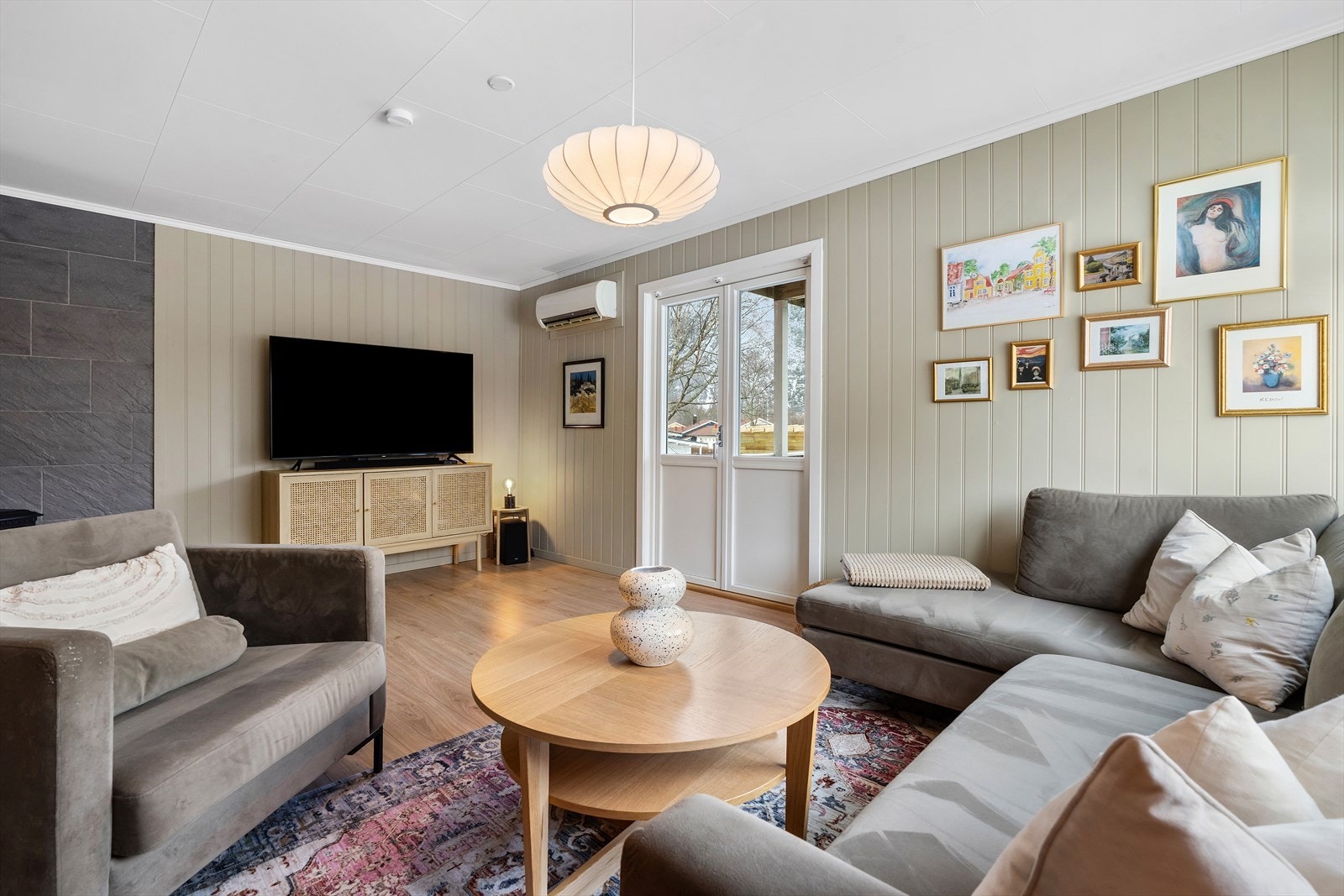 Varmepumpe er montert i stuen. Galleribilde