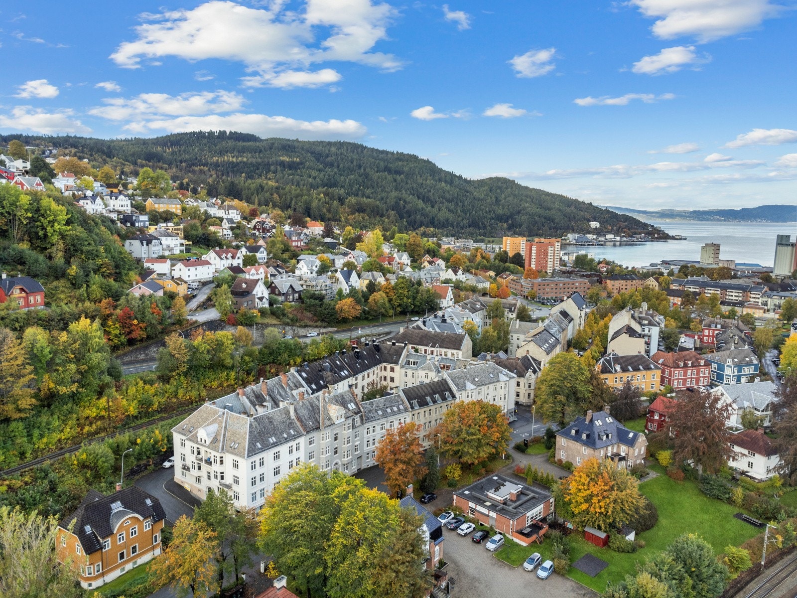 Oversiktsbilde med Byåsen og Ilsvikøra i bakgrunnen Galleribilde
