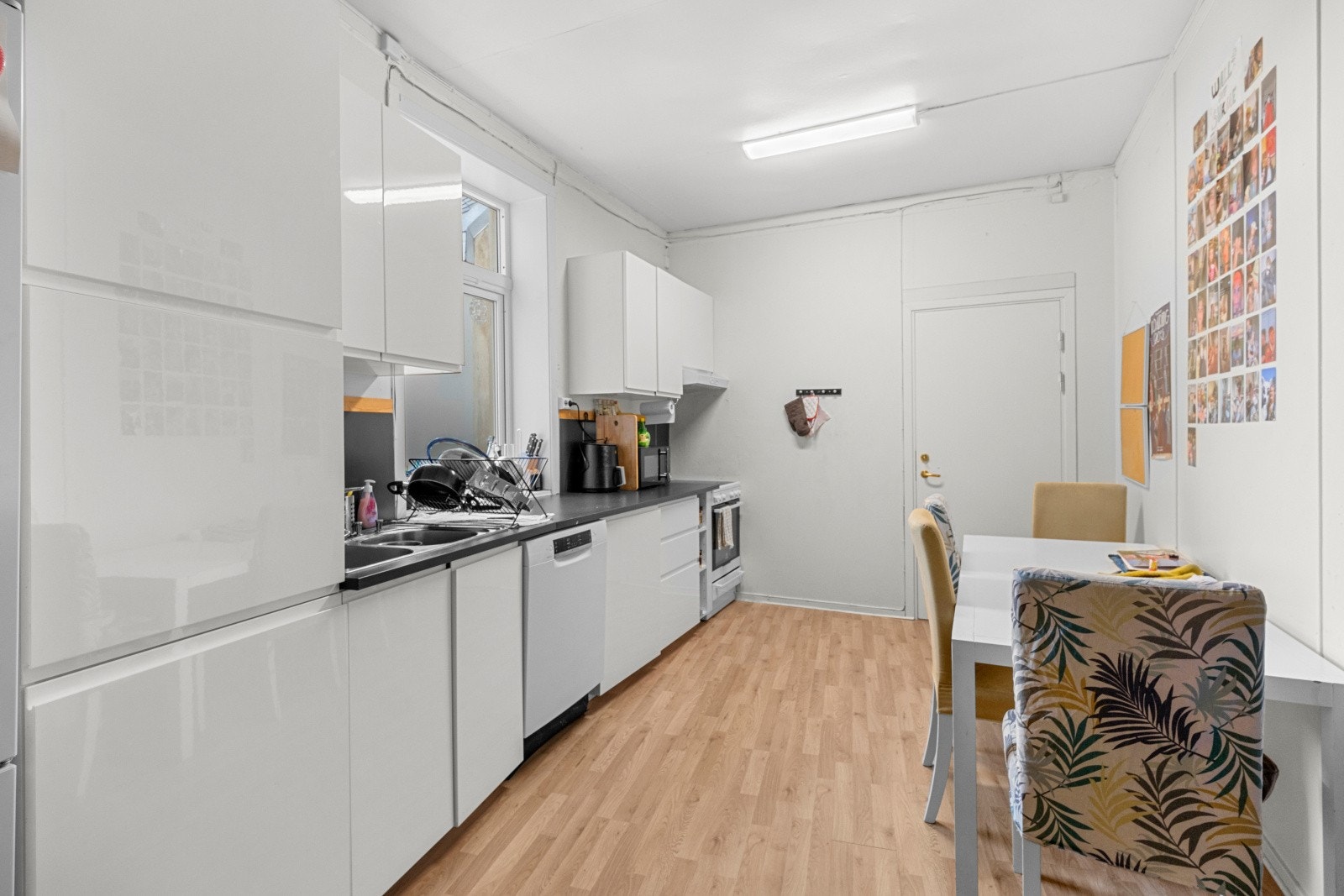 Stort og trivelig kjøkken med spiseplass Galleribilde