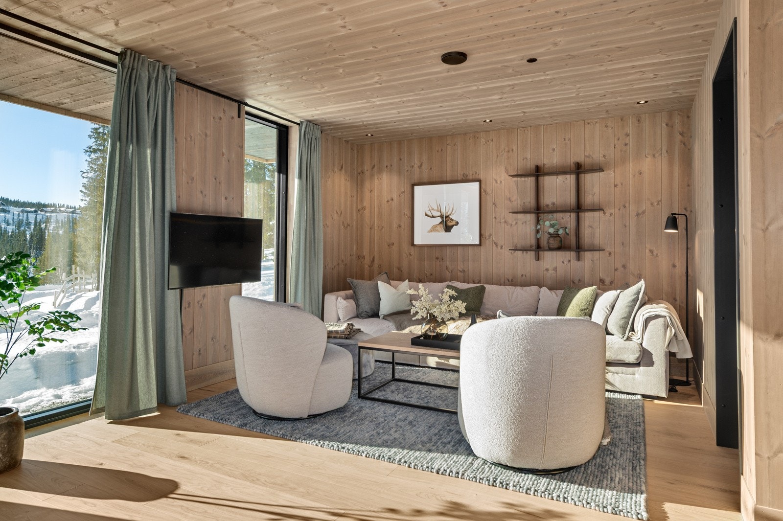 Lys og flott stue med god plass til stor sofagruppe Galleribilde