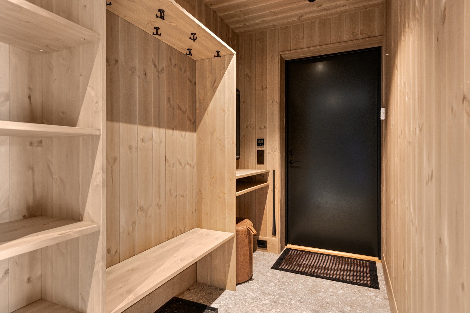 Romslig hall med god plass til garderobeskap Galleribilde