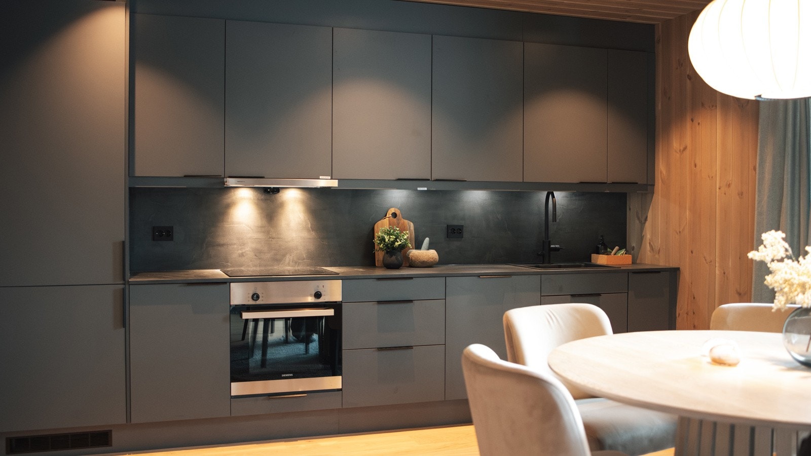 Moderne og pent kjøkken med integrerte hvitevarer og rikelig med arbeids- og skapplass Galleribilde