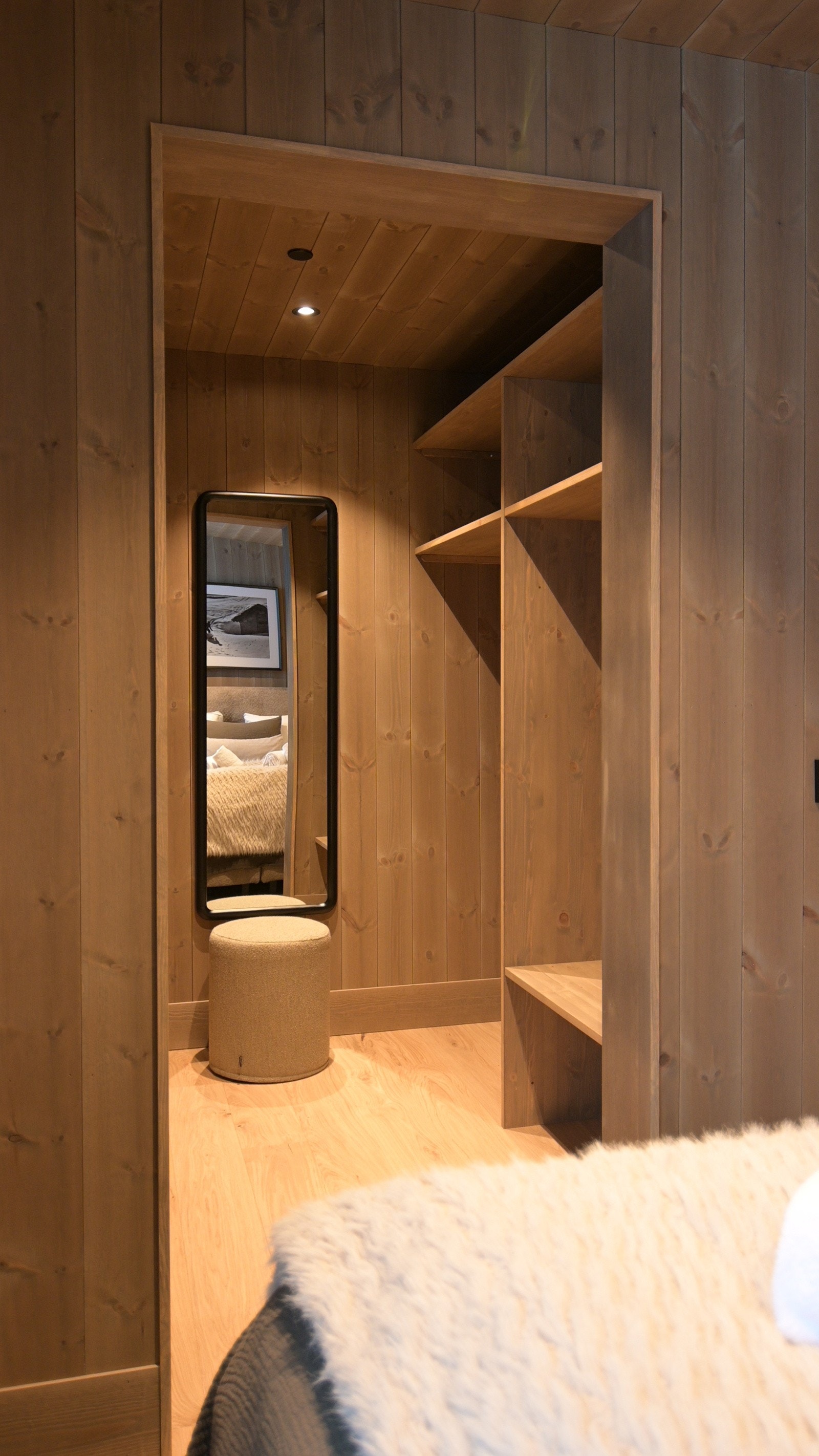 Walk-in garderoben sees i bakgrunnen Galleribilde