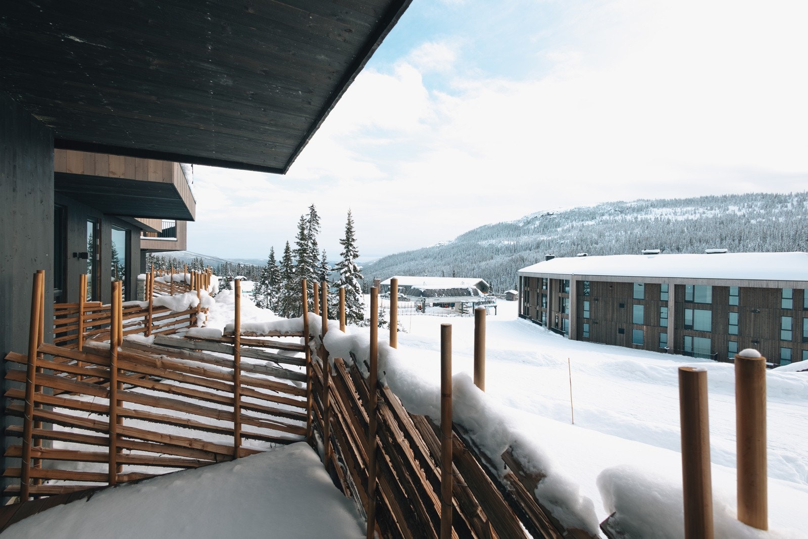 Stor, sydvendt uteplass med fri utsikt mot Varden-siden! Galleribilde