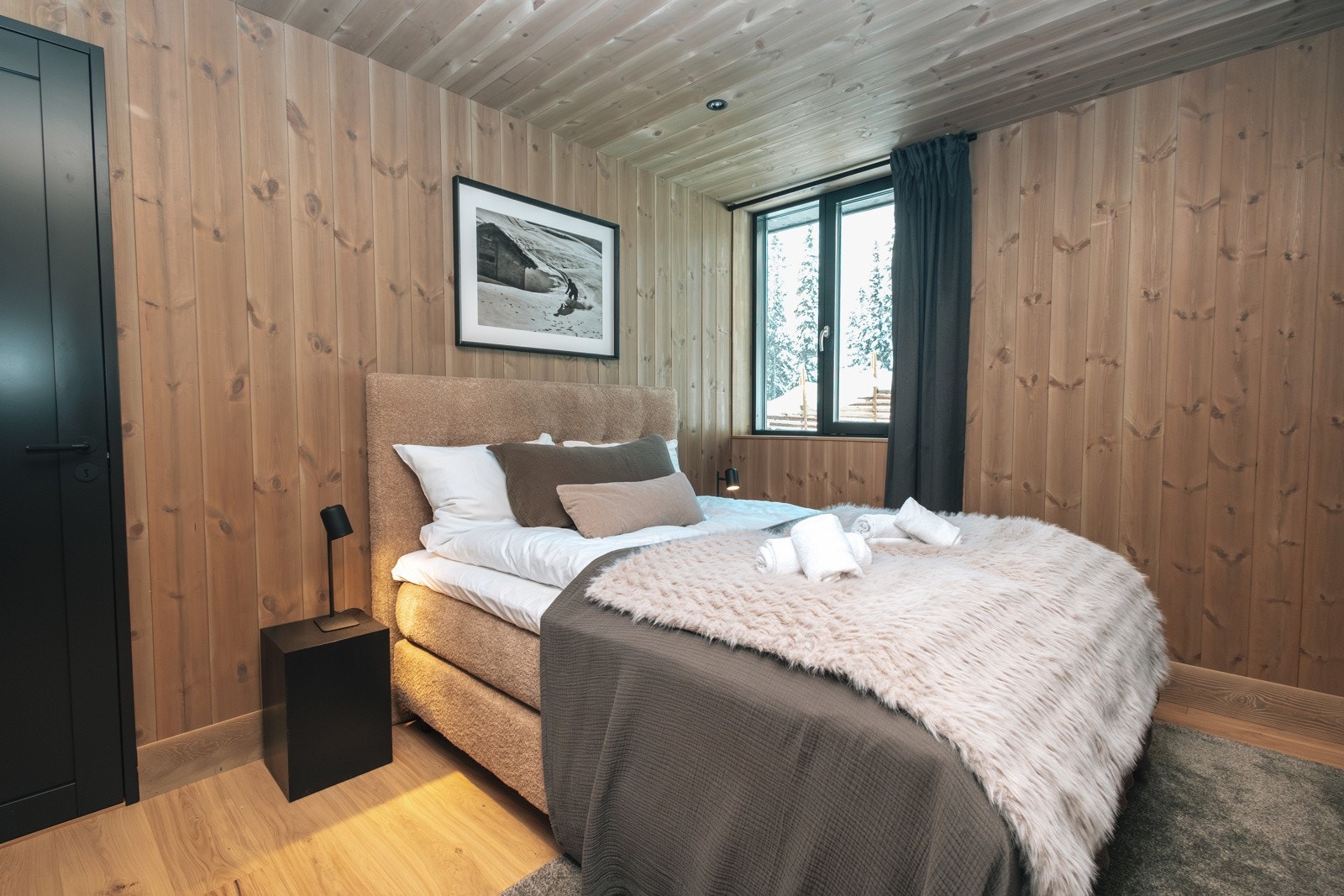 Masteravdeling med eget baderom og walk-in garderobe Galleribilde