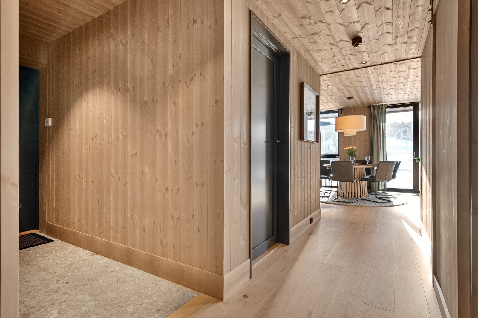 Romslig hall Galleribilde