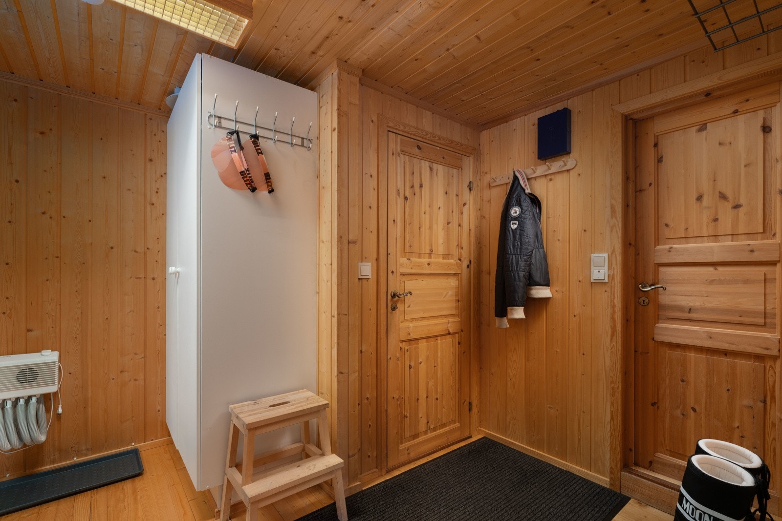 Romslig entré med god plass til oppbevaring av yttertøy og sko. Galleribilde