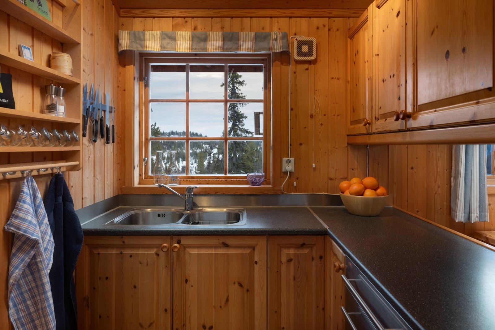 Her er det godt med benkeplass og skapplass i over- og underskap, samt skuffeløsning. Kjøkkenet har også en praktisk kjøkkenbar mot spisestuen. Galleribilde