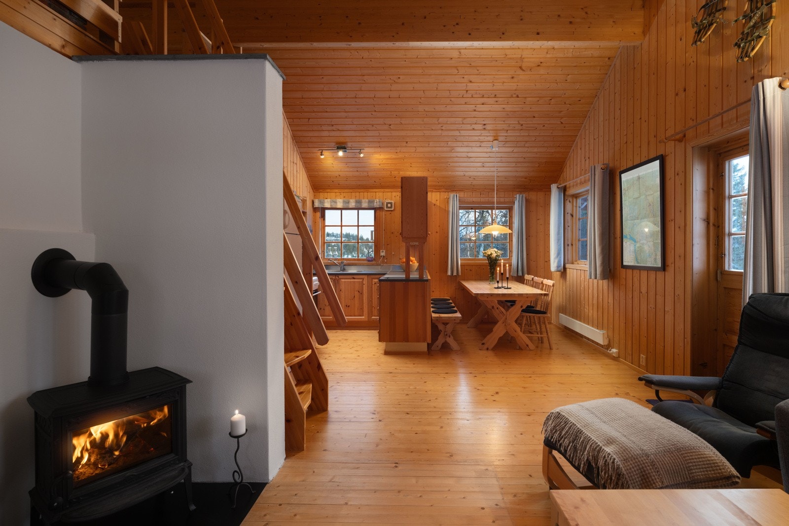 I 2019 ble den tidligere mursteinspeisen revet. Som erstatning for den ble det oppført en moderne peisovn med nytt pipebeslag, som sørger for godt med varme og en lun atmosfære i rommet. Galleribilde