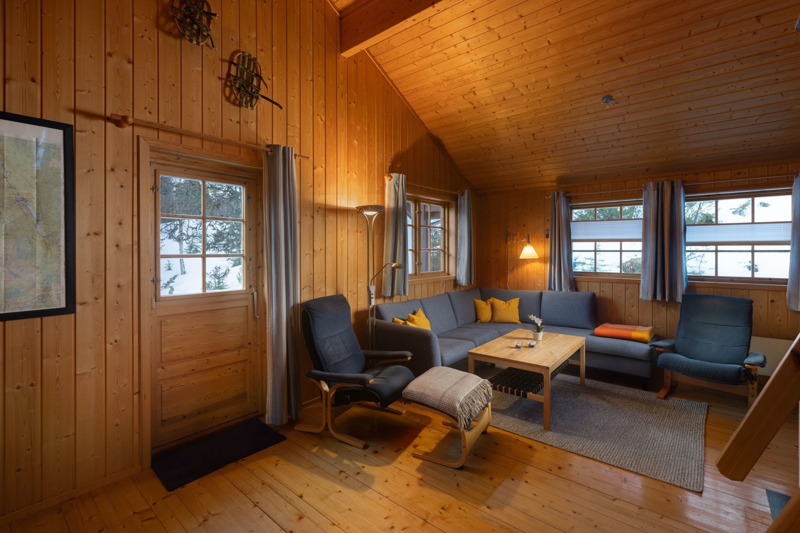 Mønet himling i stuen gir sammen med store vindusflater, hytten en lys og luftig følelse. Galleribilde