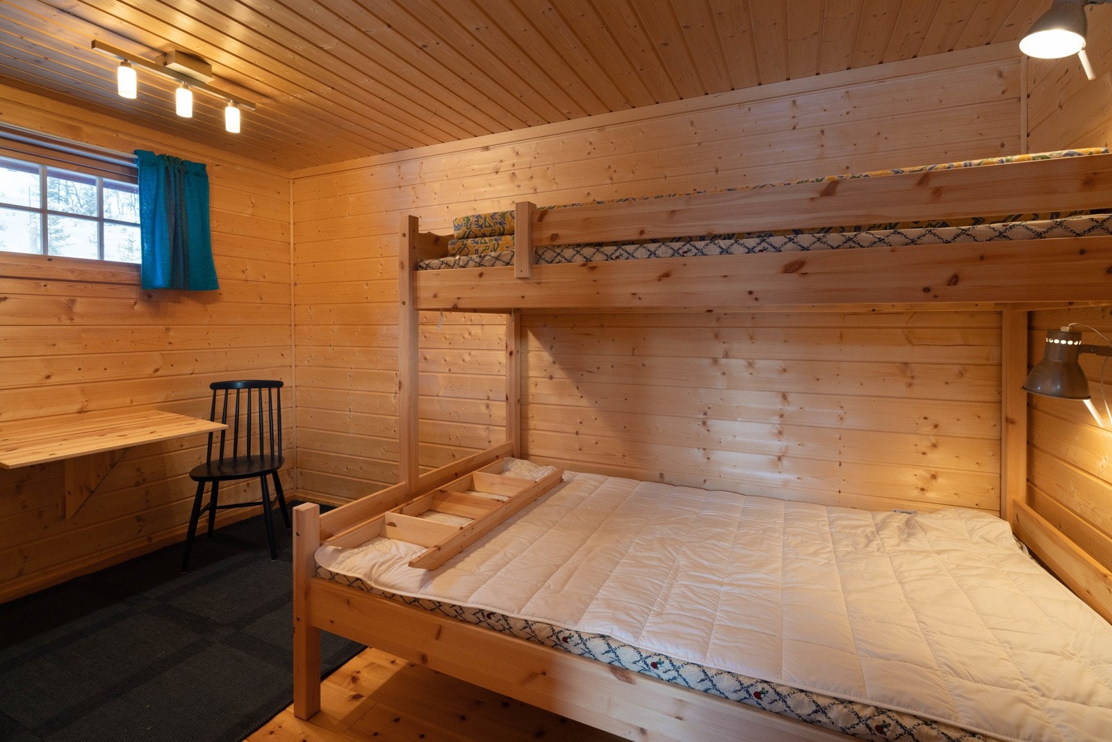 I annekset er det laget til et ekstra soverom. Det er et romslig soverom, innredet med familiekøyeseng, perfekt når du har gjester på besøk! Galleribilde