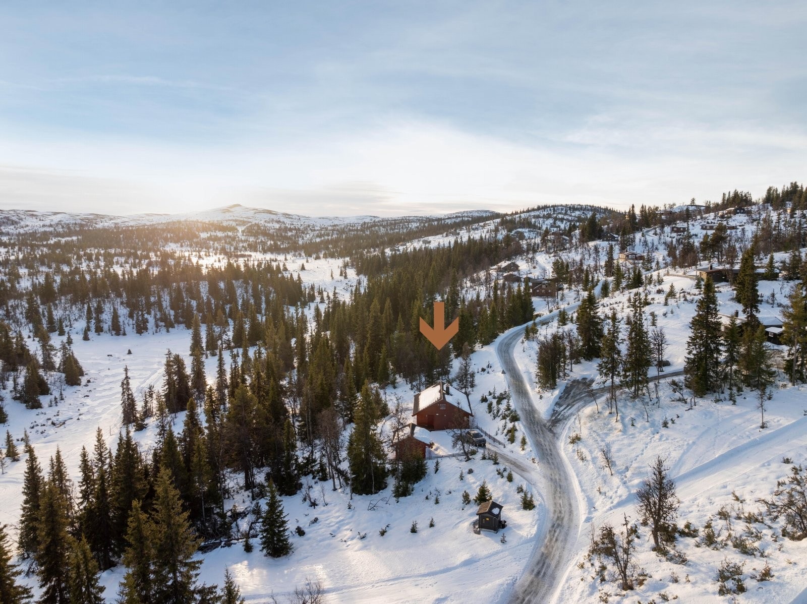 Det er mye friareal rundt tomtegrensene, som gir hytten en usjenert og luftig beliggenhet, med natur på alle kanter. Galleribilde