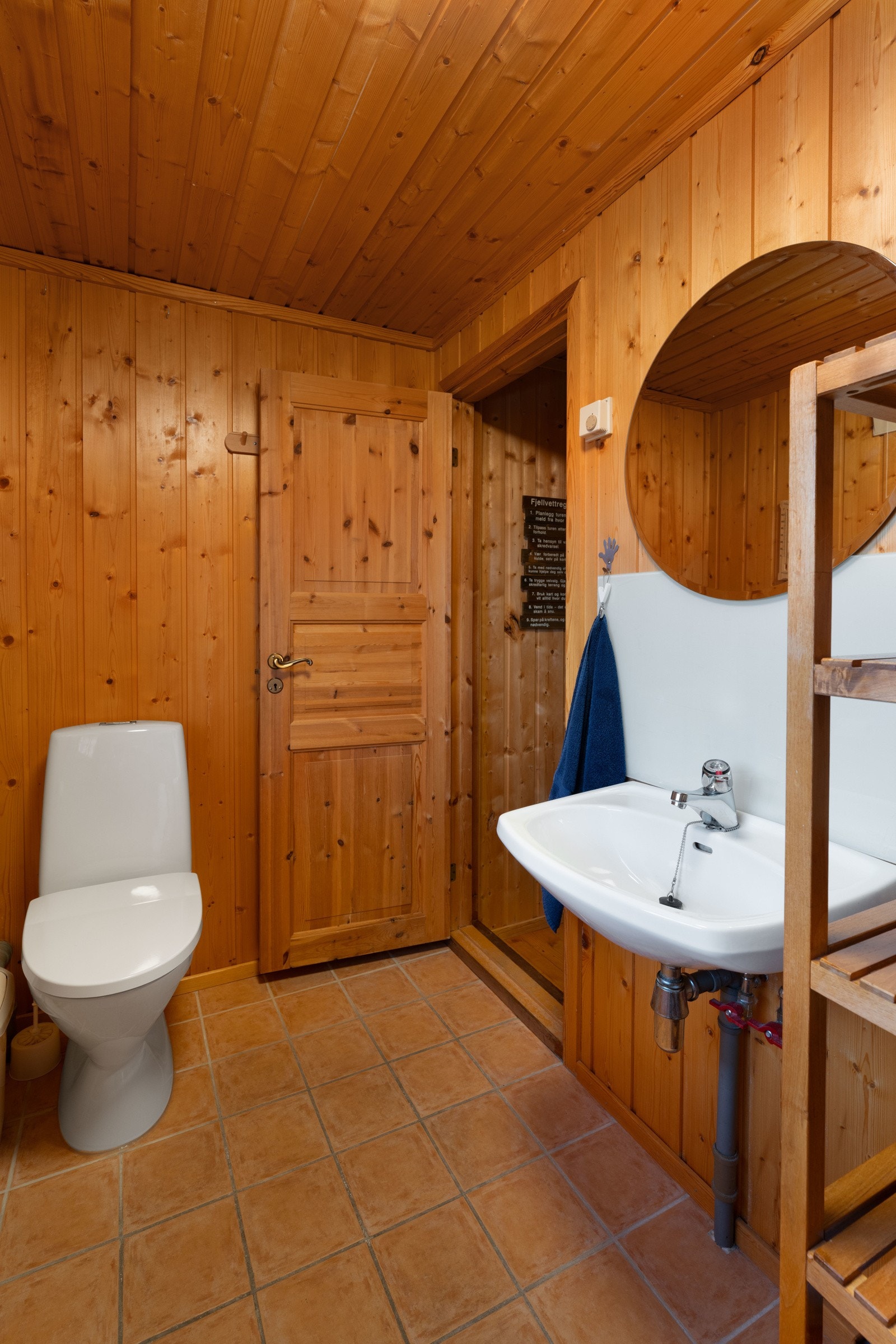 Rommet har vært gjenstand for en rekke moderniseringer siden oppføring. Det ble installert ny v.v bereder. bereder i 2022, samt nytt klosett, ny trykktank, vanntrykksmåler i 2024. Galleribilde