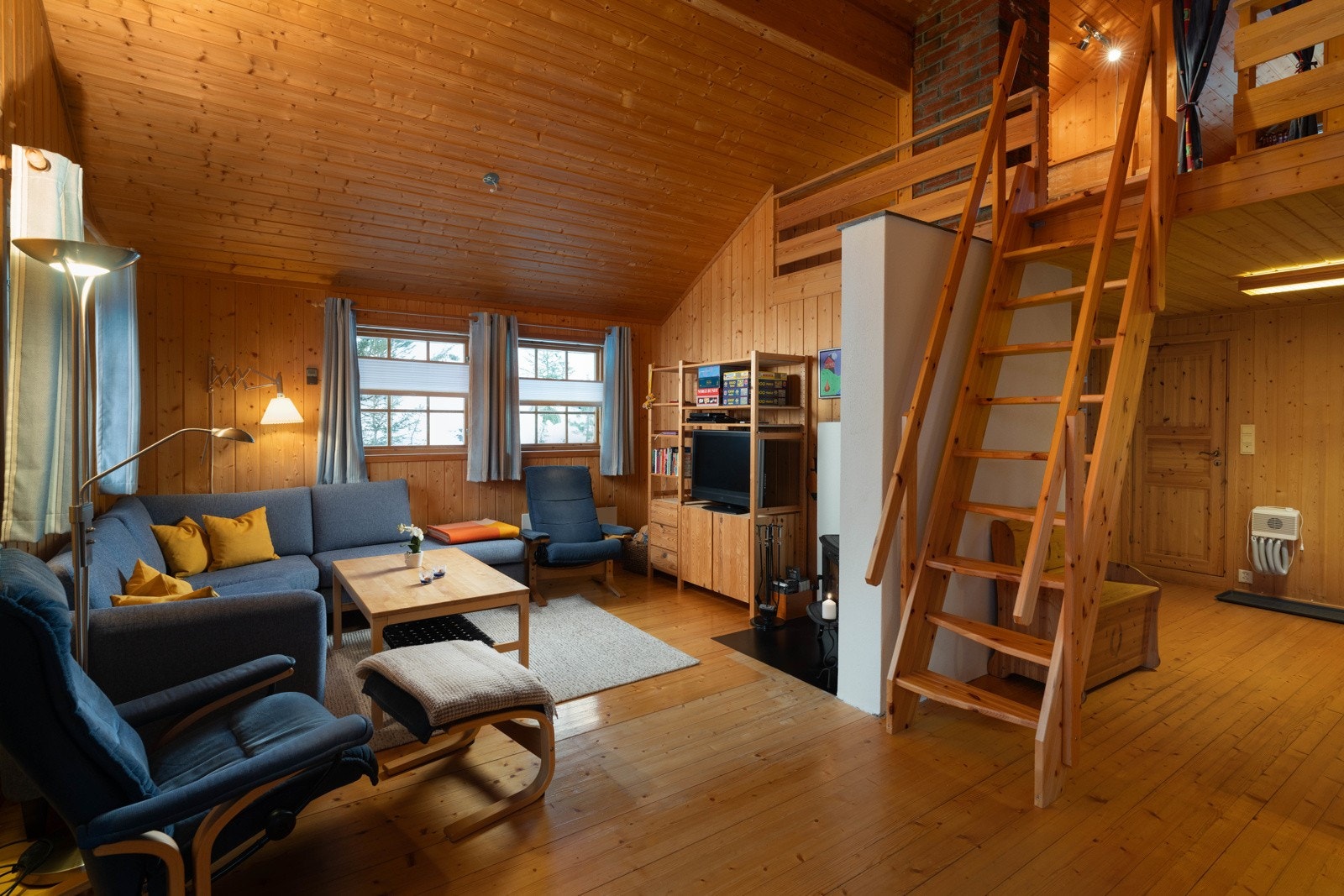 Stuen og kjøkkenet danner sammen et åpent og sosialt allrom, med god plass til både sofagruppe og spisestue. Galleribilde