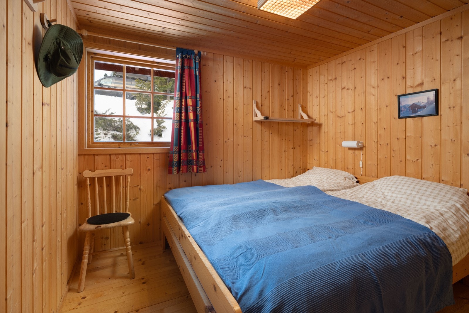 Hovedsoverommet er det største soverommet og har god plass til dobbelt seng og ønskelig garderobeløsning. Galleribilde