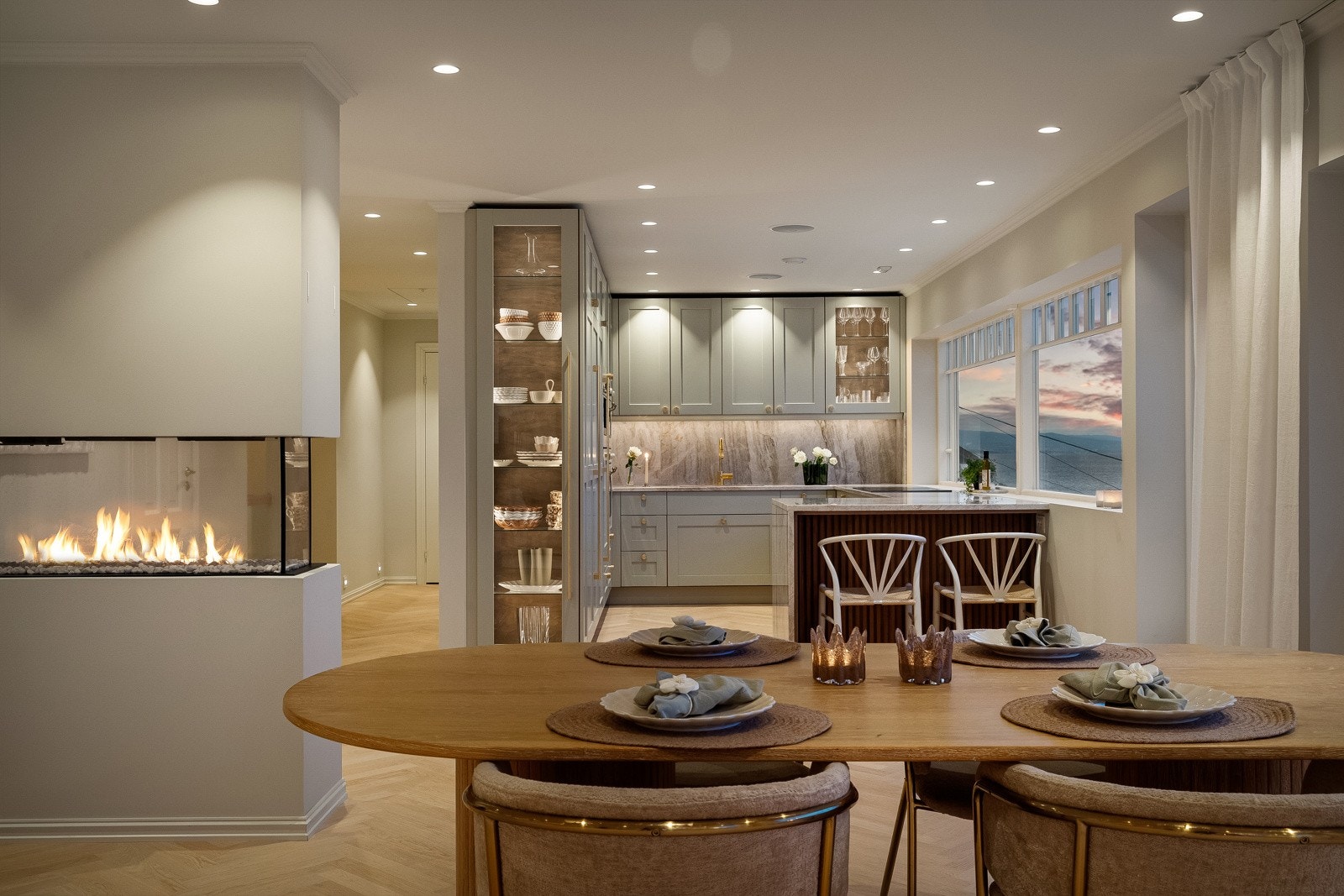 God interaksjon mellom spisestue og kjøkken Galleribilde