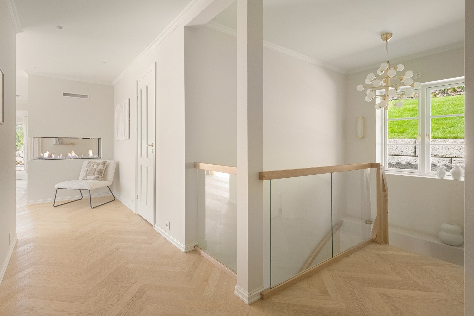 Stue med trapp ned til underliggende etasje Galleribilde