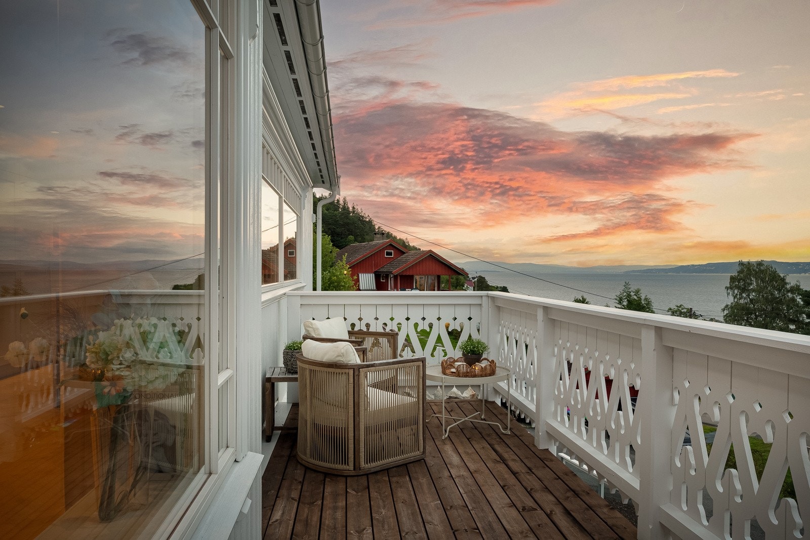 Utgang til verandaen fra kjøkken og stue Galleribilde