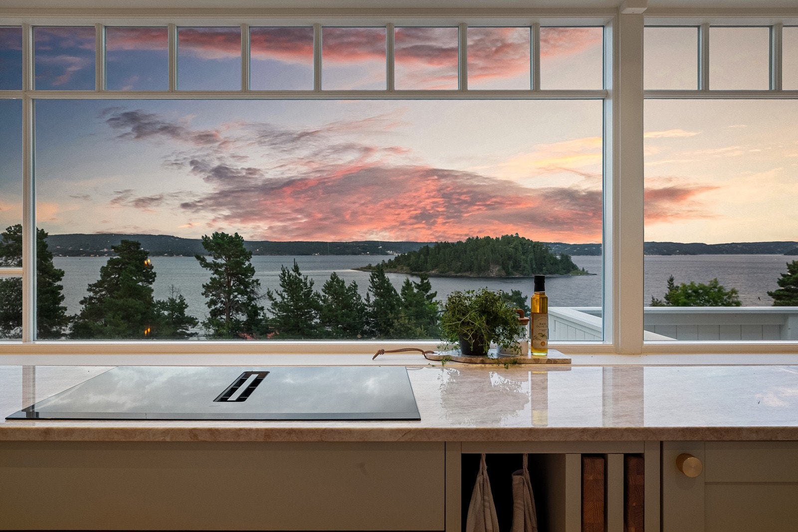 Her kan en lage mat og nyte utsikten til sjøen, uten at avtrekksviften kommer i veien for fjorden. Galleribilde