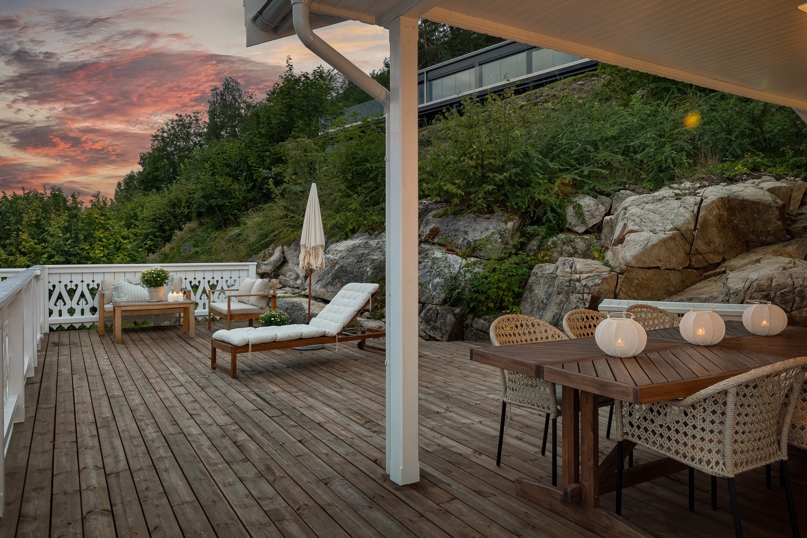 God plass til sittegruppe, solsenger, grill etc. Galleribilde