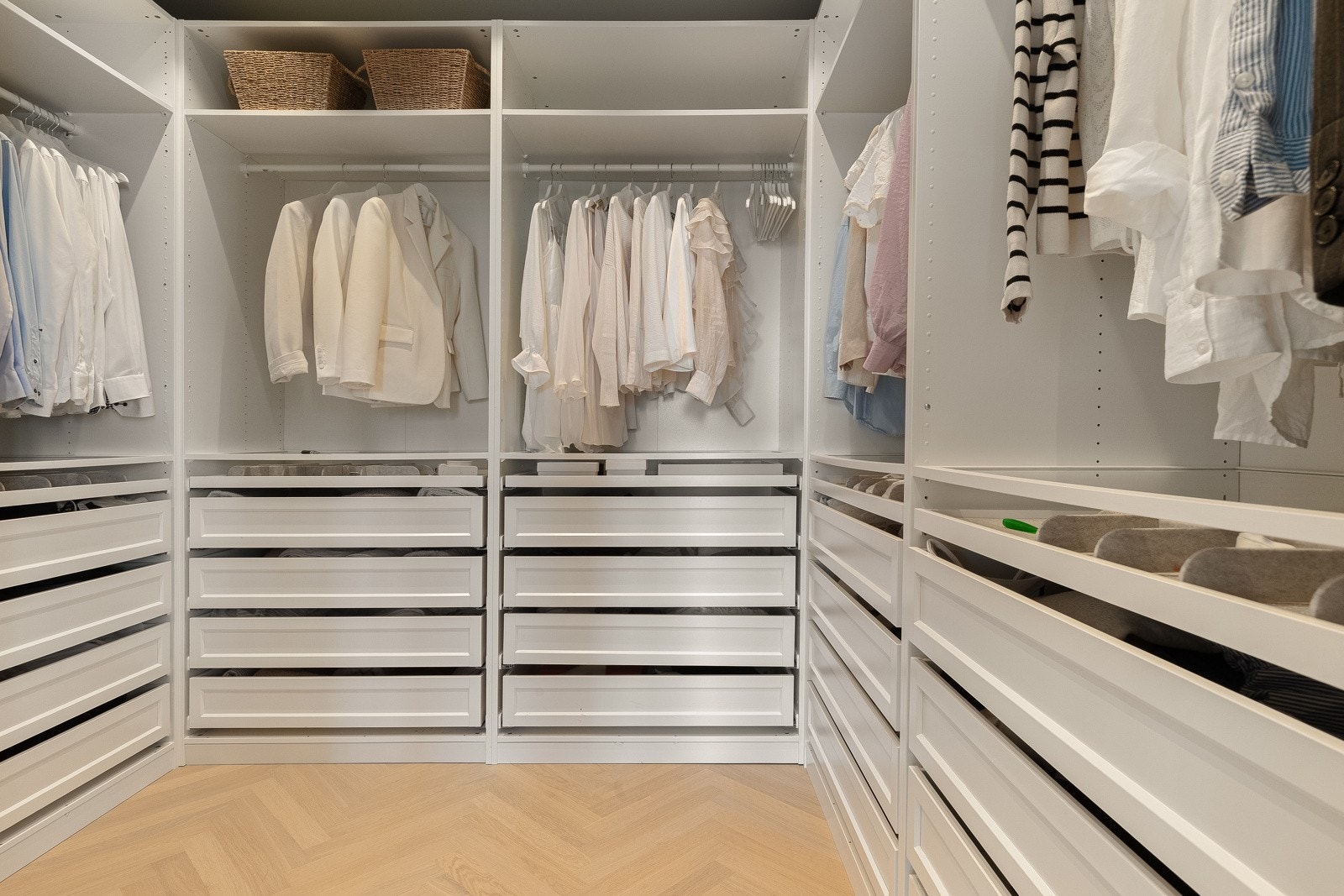 Omkledningsrom med garderobe og videre tilgang til krypkjeller Galleribilde