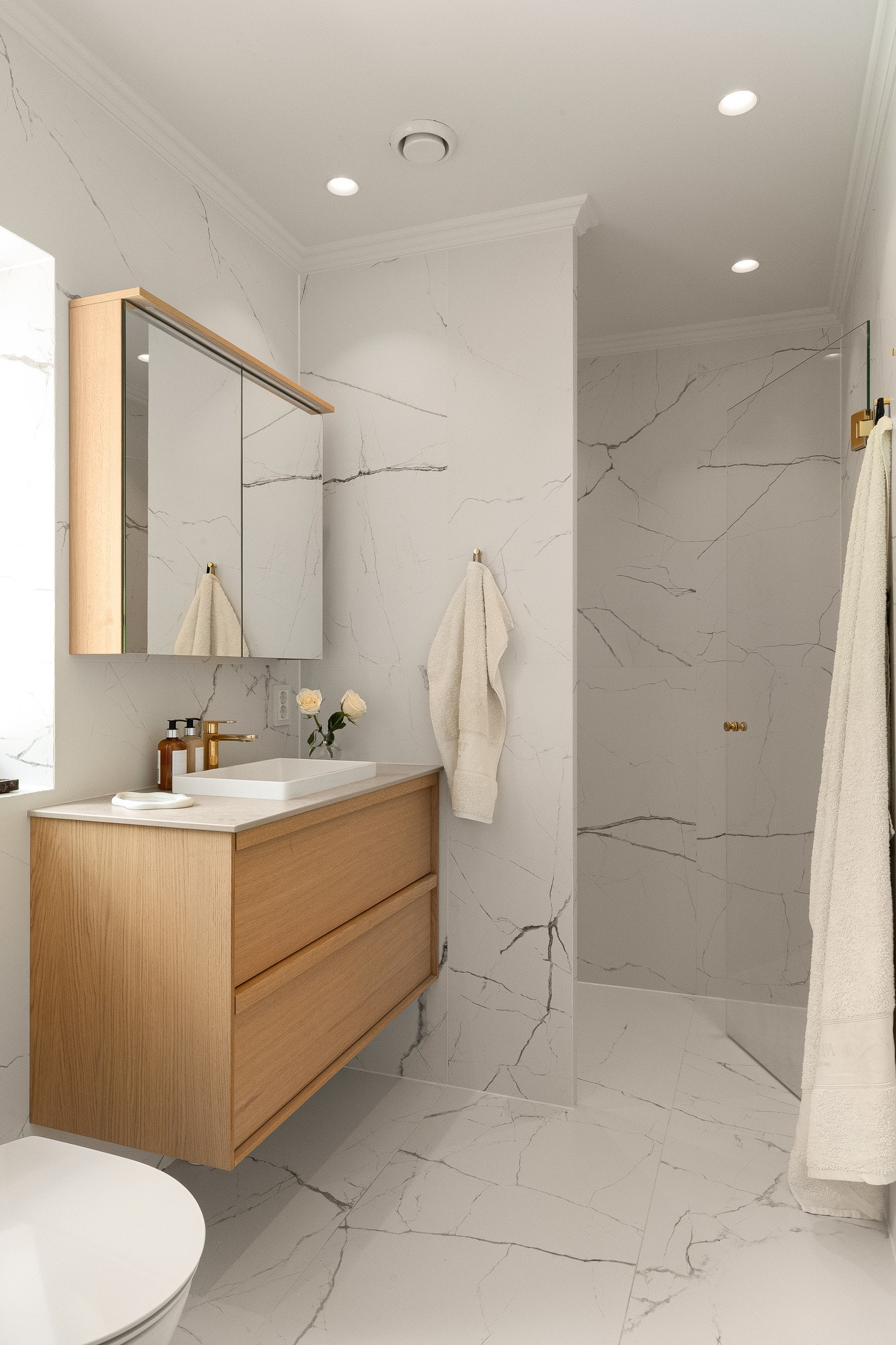 Baderomsinnredning bestående av benkeskap med glatte fronter Galleribilde