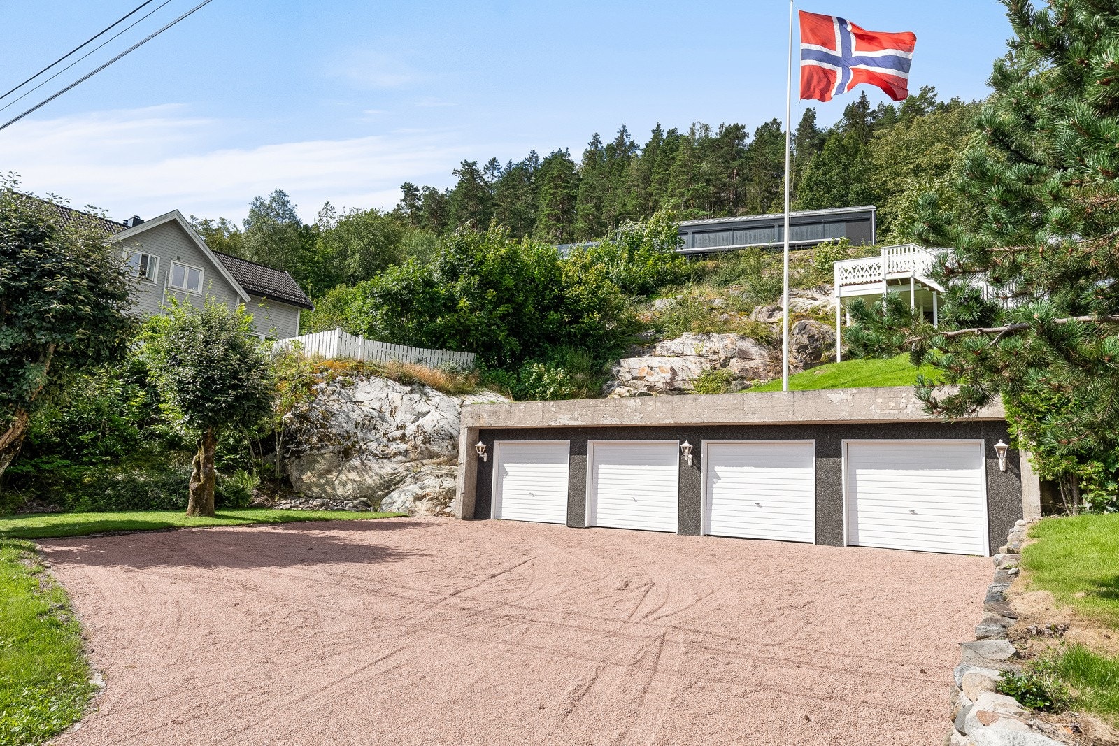 Garasje med 4 enkeltløp. Romslig tun med plass til mye gjester, parkering av utstyr etc. Galleribilde