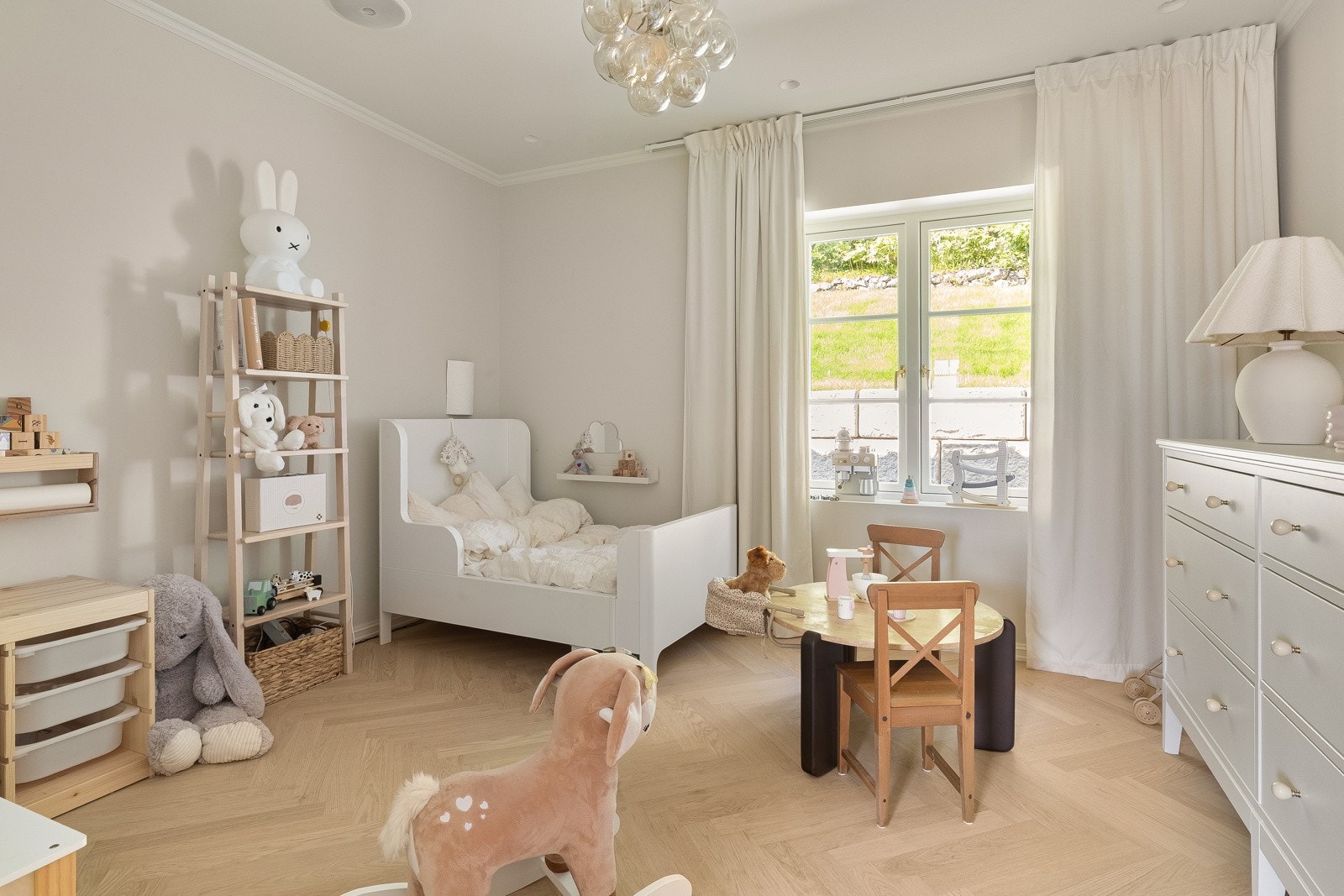 Soverom 1 brukes i dag som barnerom og ligger nærmest stuen Galleribilde