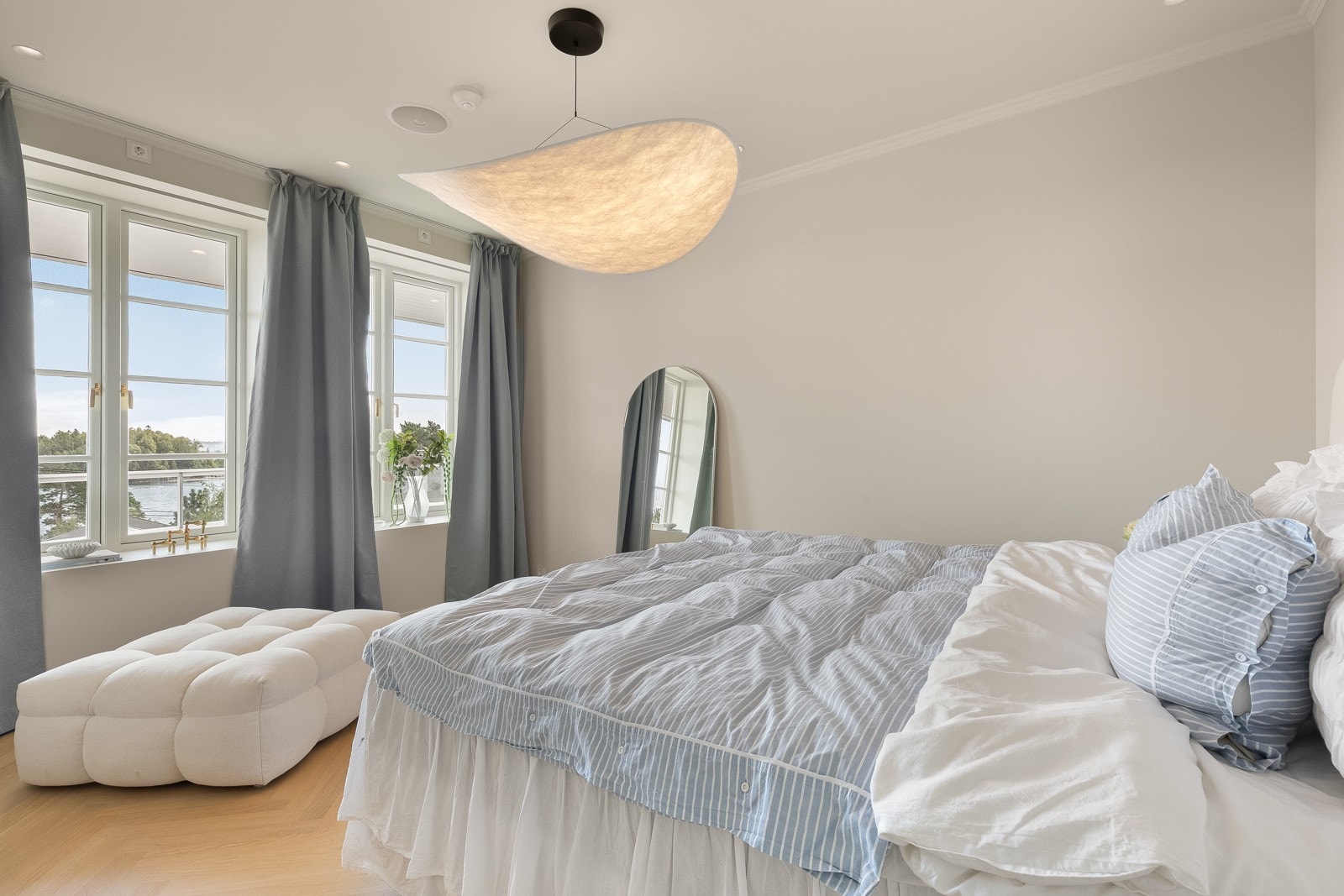 Hovedsoverom / Soverom 3 - Store vindusflatene ned mot fjorden, himlingshøyden på 2,59 meter, innbydende heltre enstavs spilegulv Galleribilde