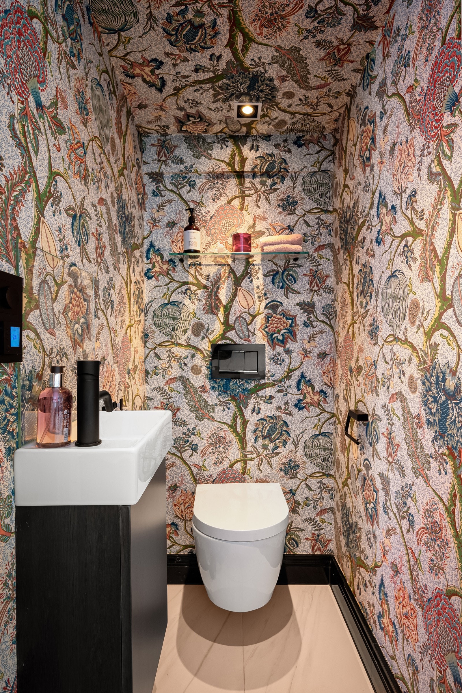 Gjestetoalettet og vaskerommet har praktisk adkomst fra entreen. Galleribilde