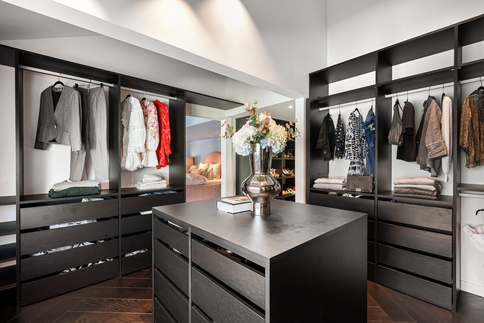 I tilknytning ligger et velinnredet garderoberom i mørk eikestruktur. Galleribilde