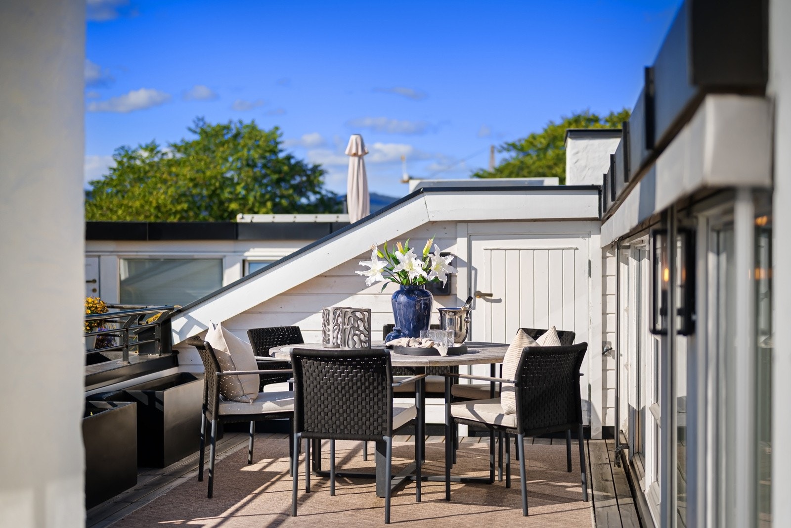 Utgang til en stor, vestvendt takterrasse på 45 m² med sol fra tidlig formiddag og helt til solnedgang. Galleribilde