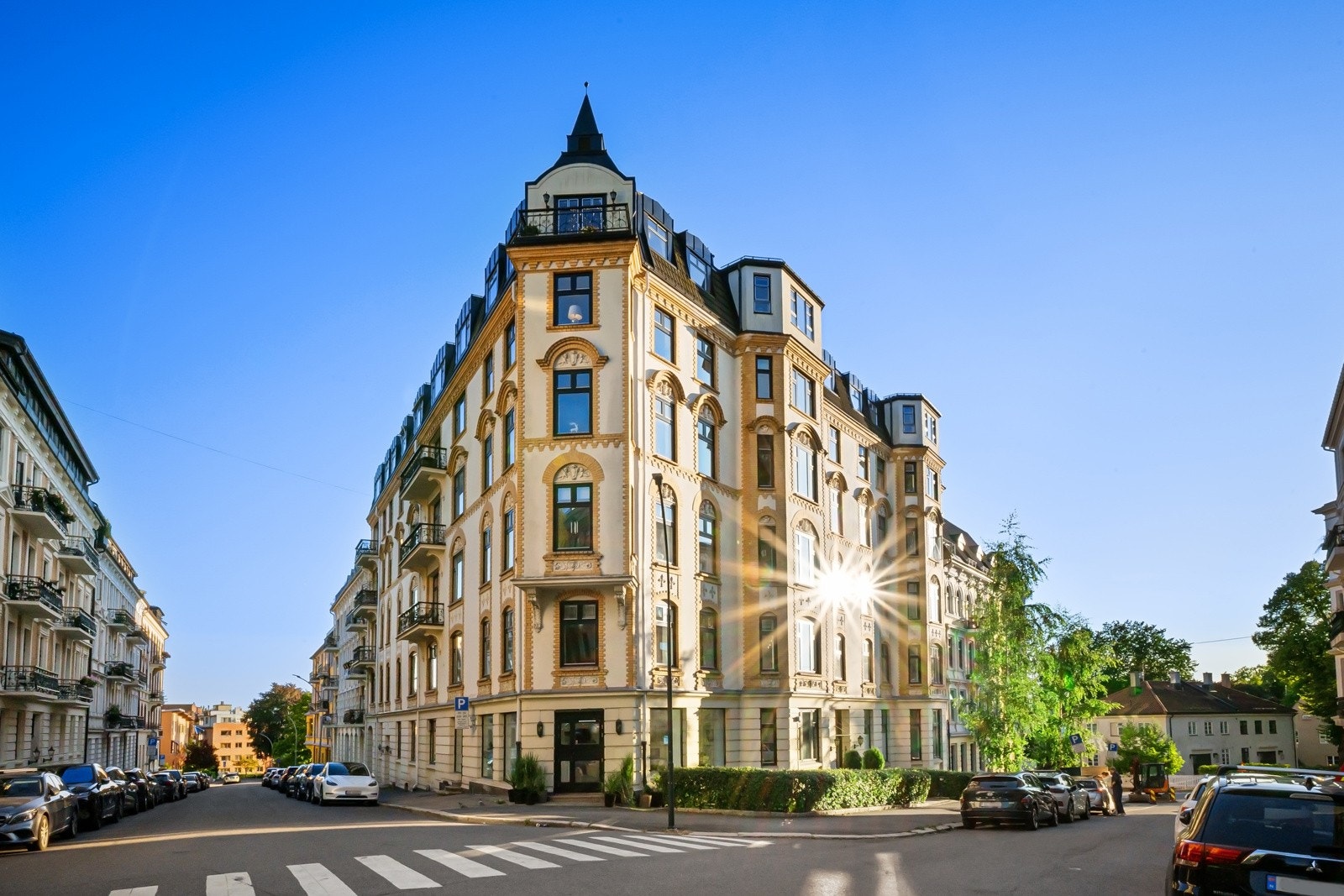 Leiligheten ligger i toppetasjen av en ærverdig hjørnegård fra 1900. Galleribilde