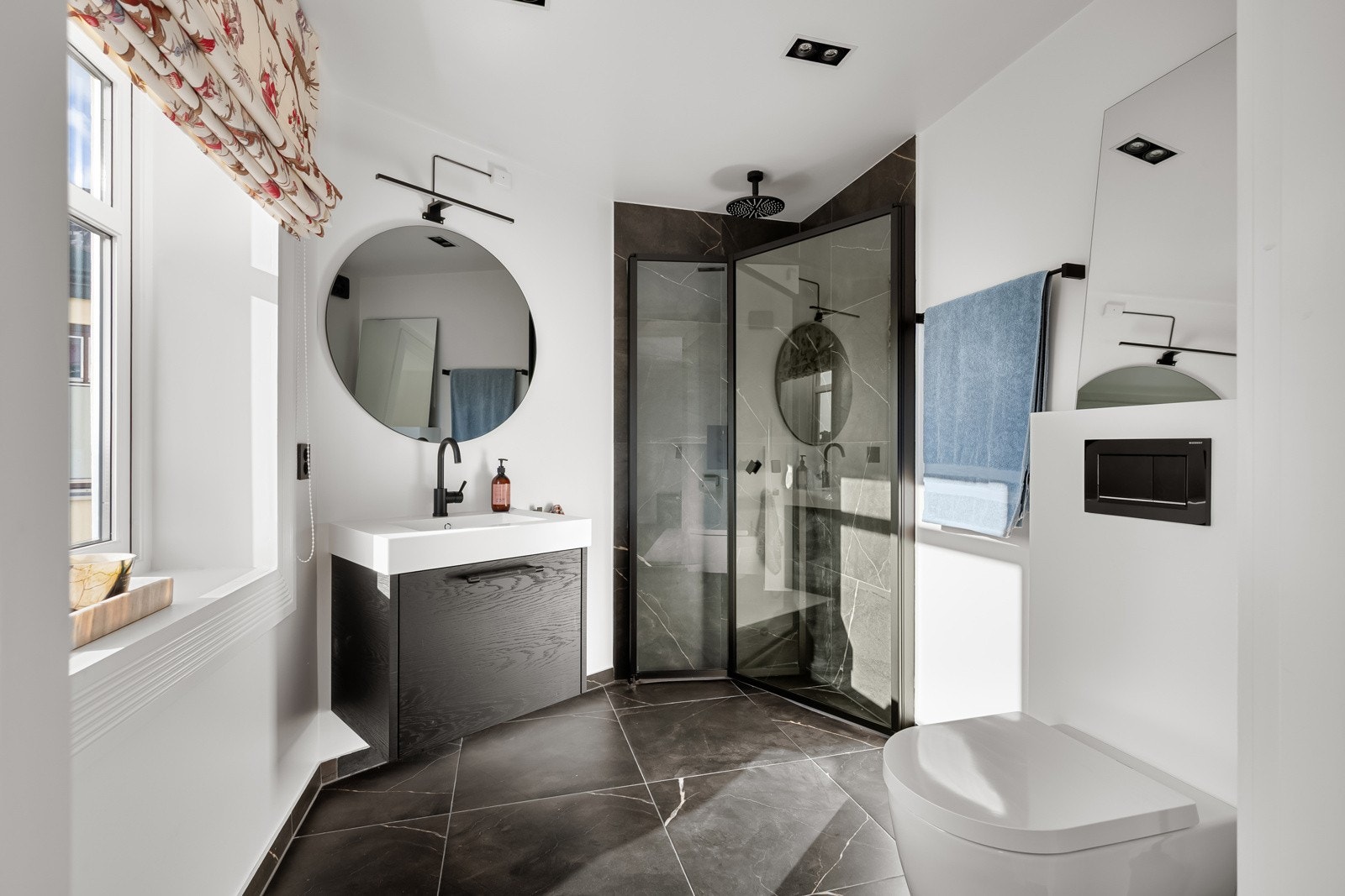 Alle armaturer og detaljer er i sort design, likt som i hovedbadet. Galleribilde