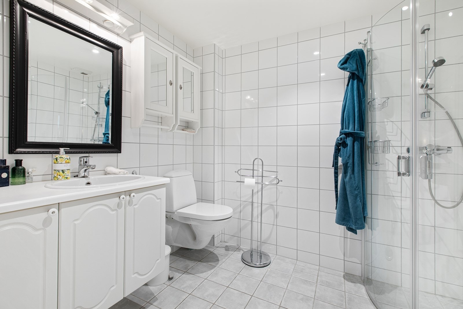 Leilighetens 2.bad er flislagt med gulvvarme. Galleribilde