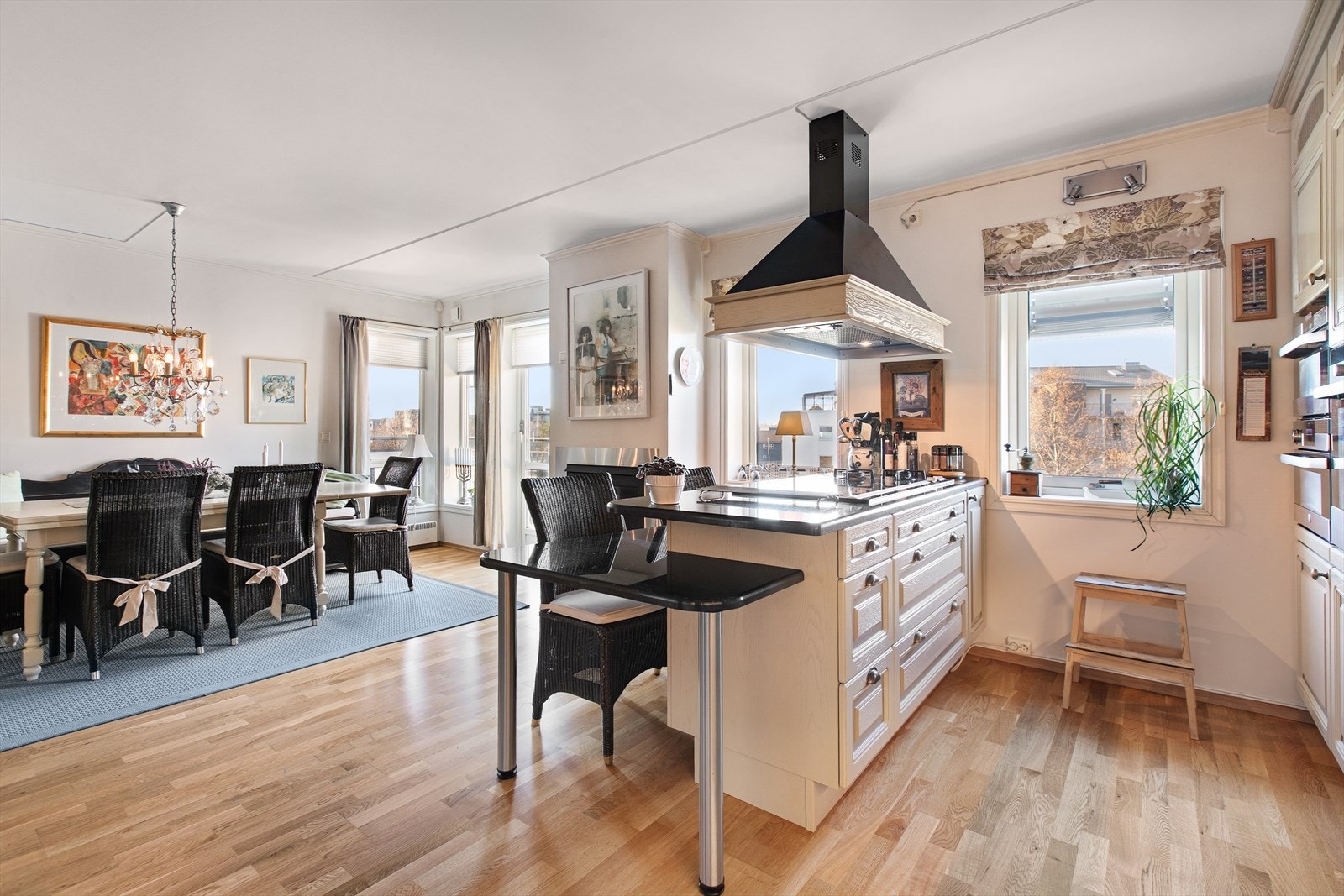 Det er praktisk sitteplass ved kjøkkenøy. Galleribilde