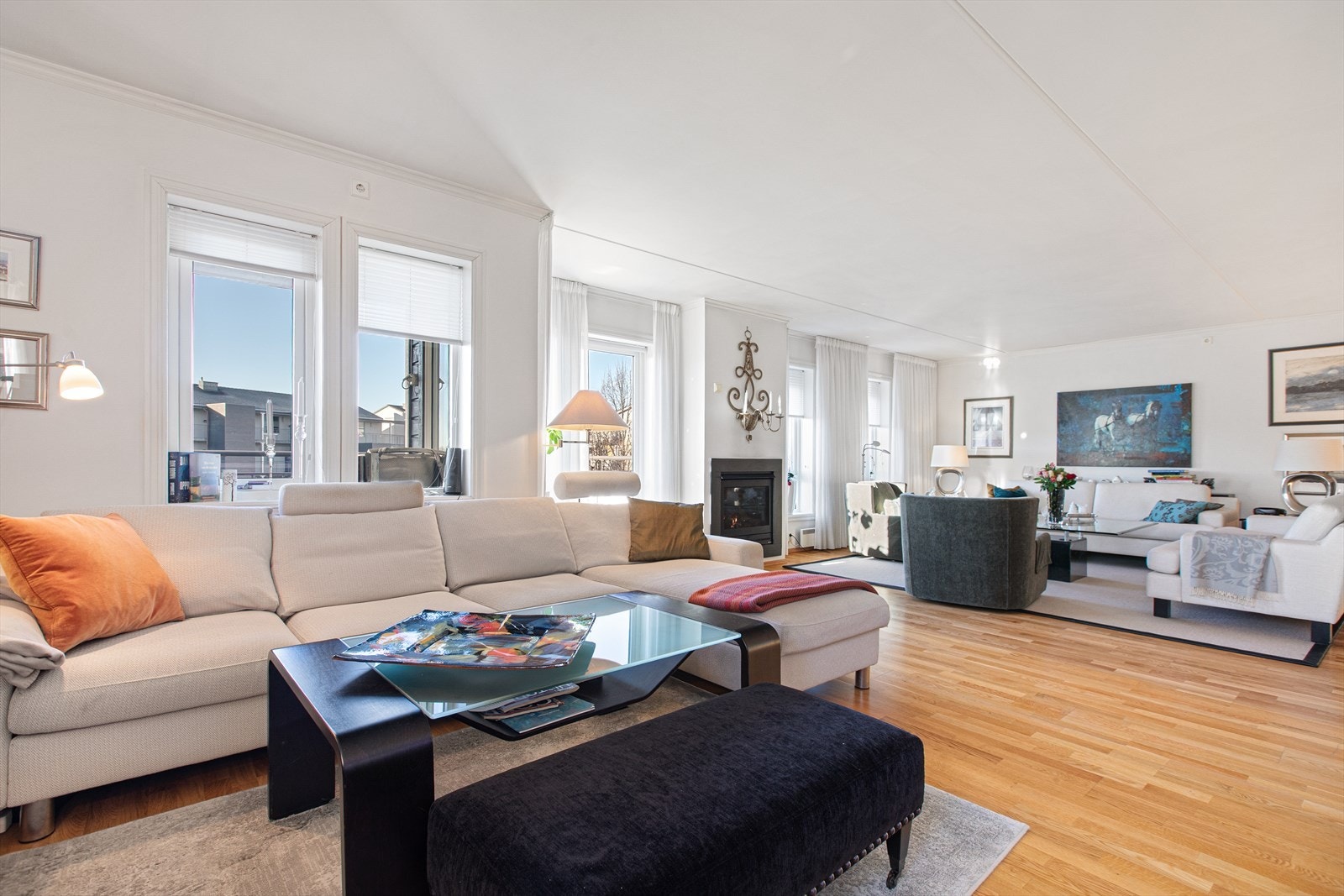 Det er montert innvendige pliségardiner i stuerommet. Galleribilde