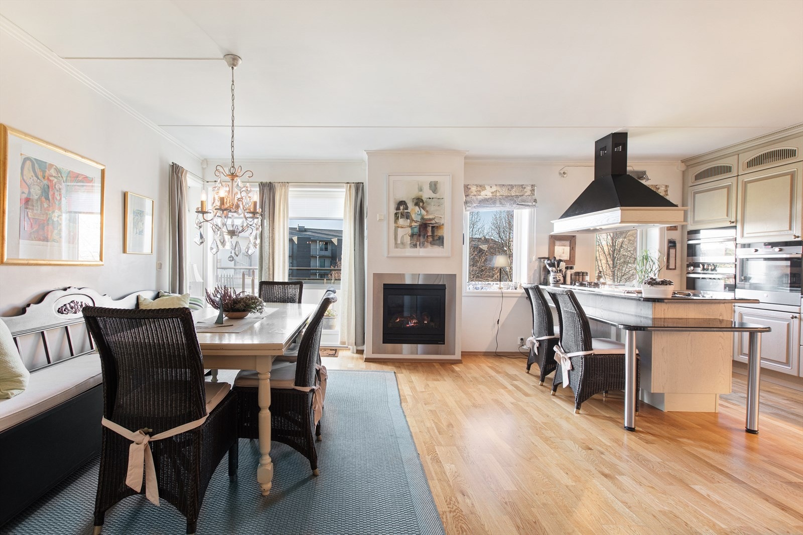 For øvrig har kjøkkenet god plass til spisegruppe og det er satt inn gasspeis. Galleribilde