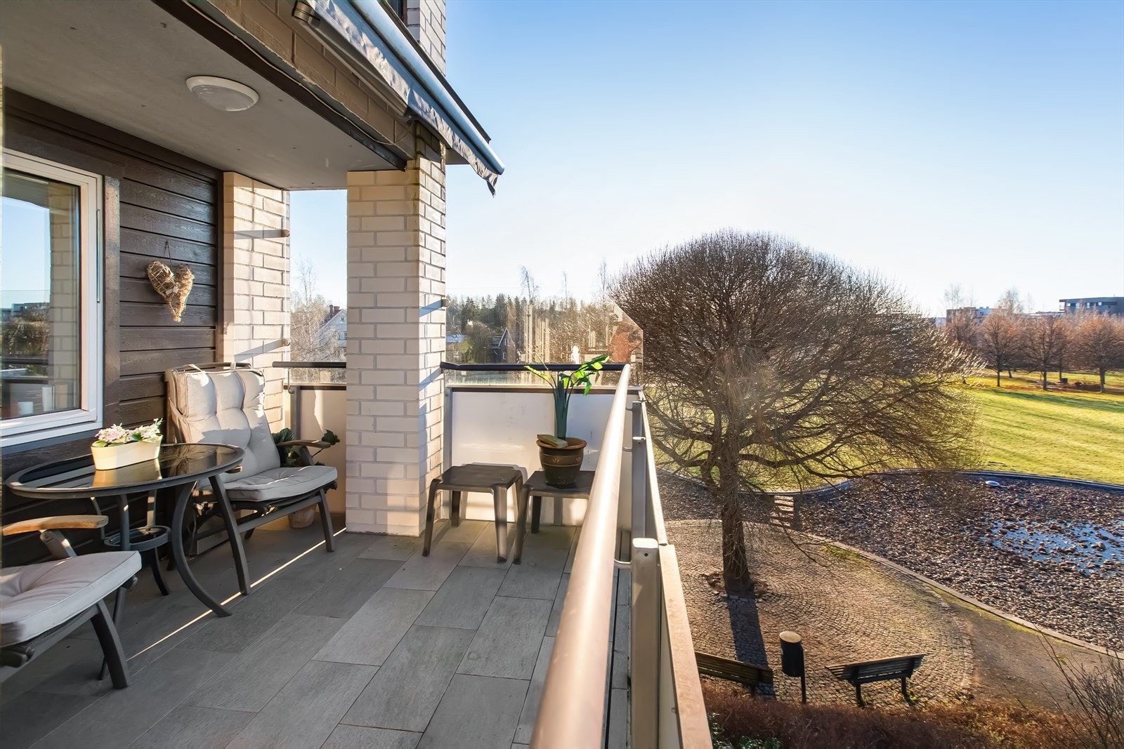 Begge balkongene har markise. Galleribilde