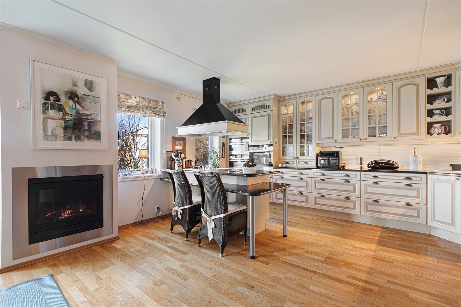 Leiligheten har et romslig kjøkken hvor innredningen er takhøy og det er profilerte fronter. Galleribilde