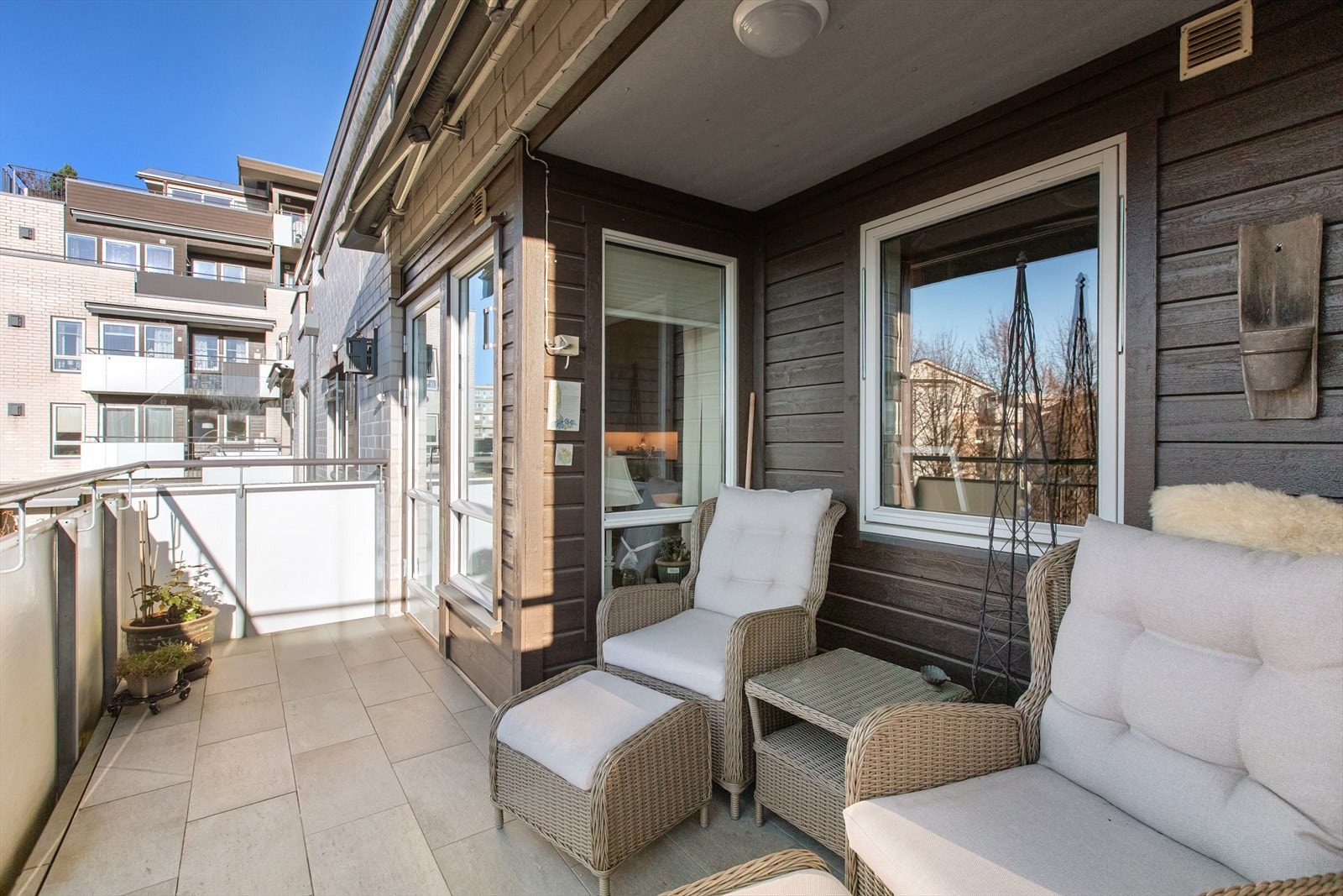 Fra kjøkkenet er det utgang til en av leilighetens to balkonger med motorisert markise. Galleribilde