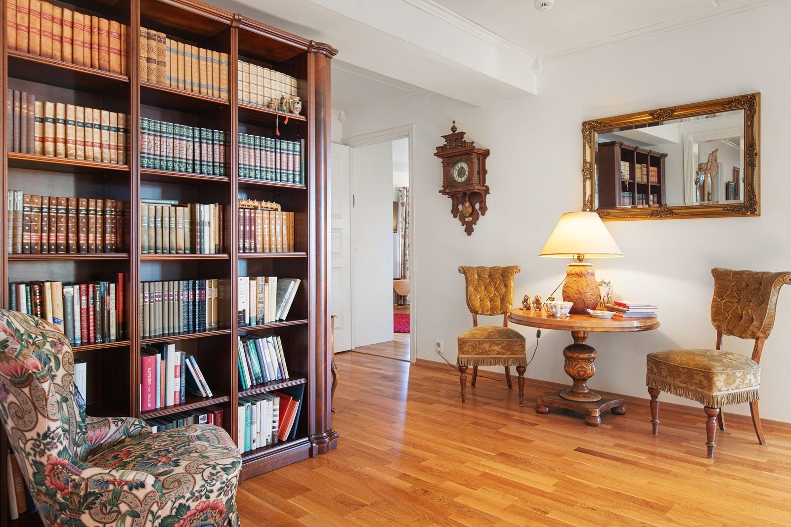 Stuen byr på flere møbleringsmuligheter og kan enkelt inndeles i ulike soner. Galleribilde