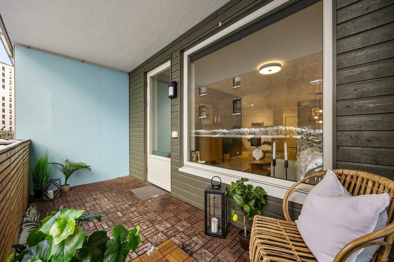 Markterrassen på 7 m² har tremmer på dekket og direkte adkomst fra stuen. Galleribilde