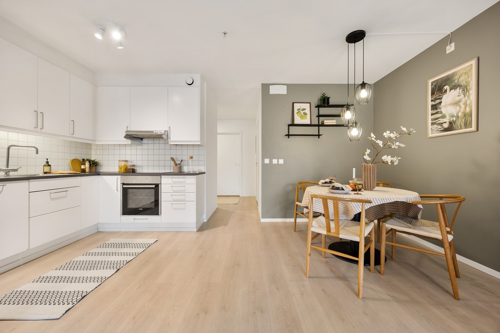 Gjennomgående laminatgulv binder sonene sammen på en helhetlig måte. Galleribilde