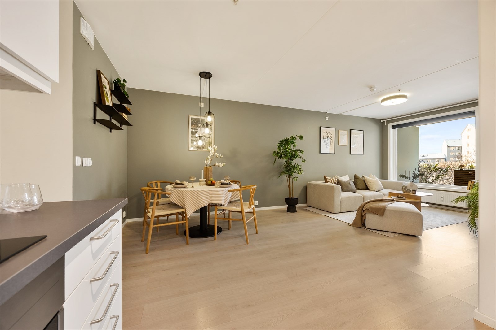 Oversikt over den sosiale sonen, som binder stue og kjøkken sammen. Galleribilde