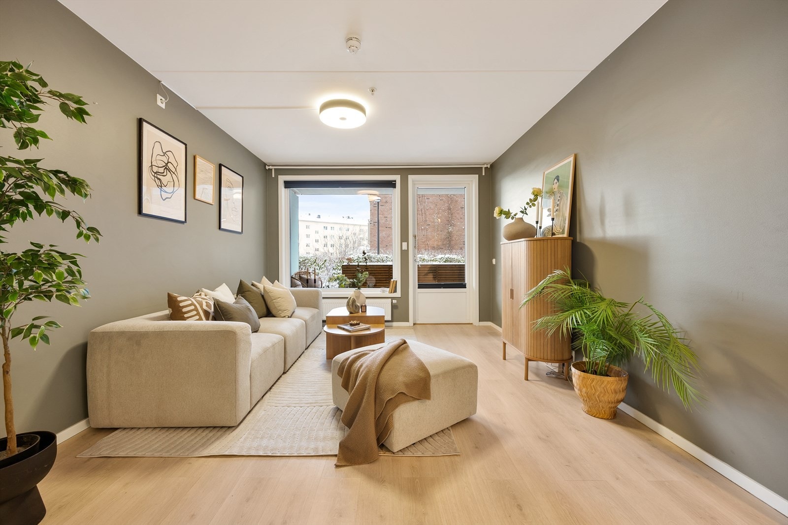 Stuen har en god takhøyde på ca. 2,49 meter og gjennomgående laminatgulv. Galleribilde