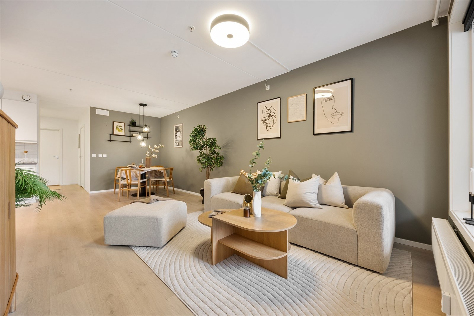 Rommet er lett å møblere med plass til både sofagruppe og spiseplass. Galleribilde