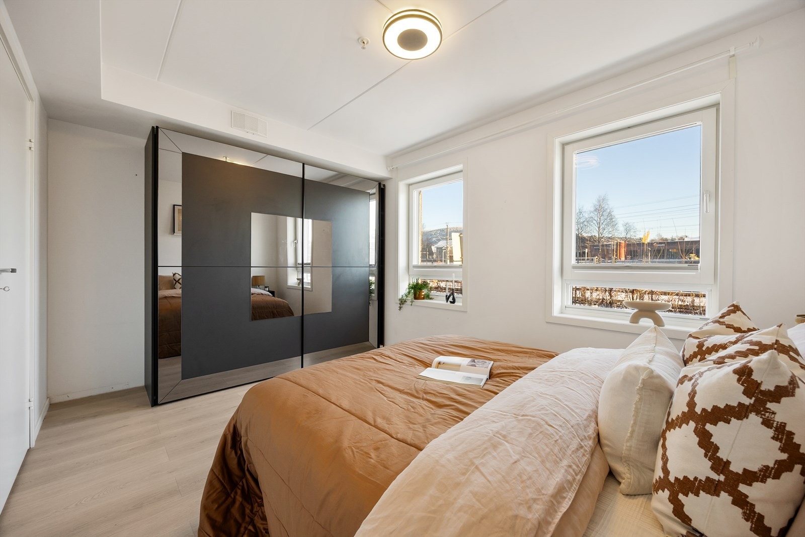 Hovedsoverommet har god plass til dobbeltseng og garderobeløsning. Galleribilde