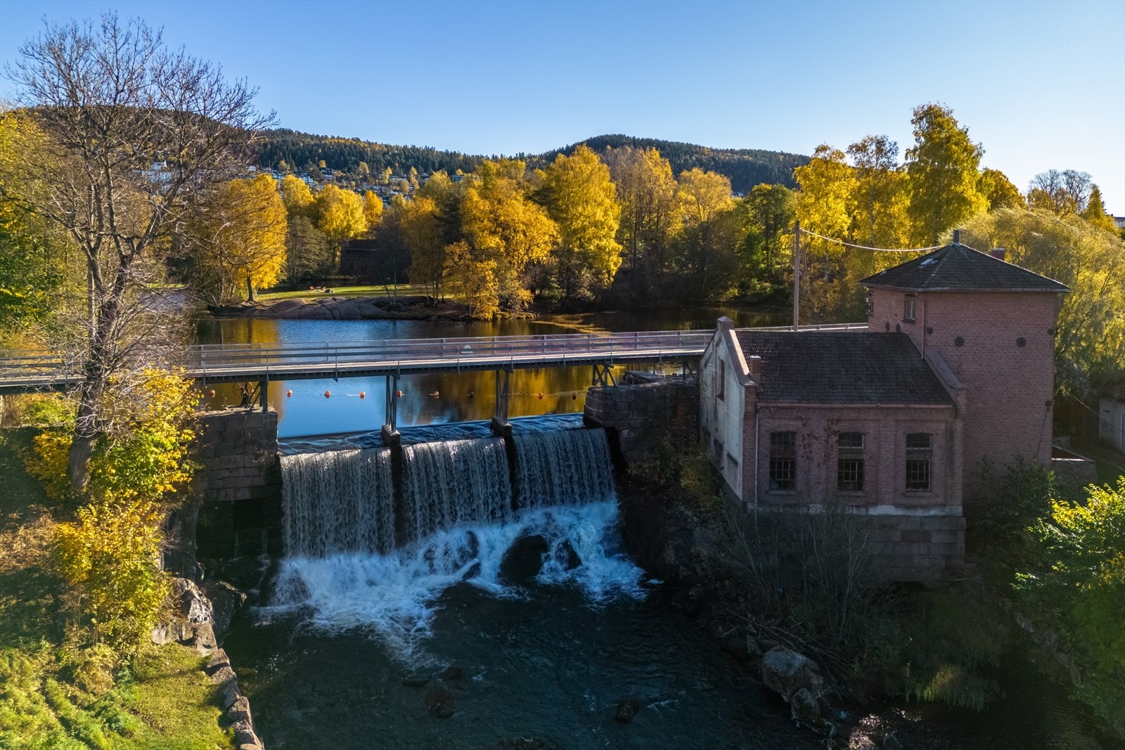 Idylliske Frysja badeplass ligger en kort spasertur unna leiligheten Galleribilde