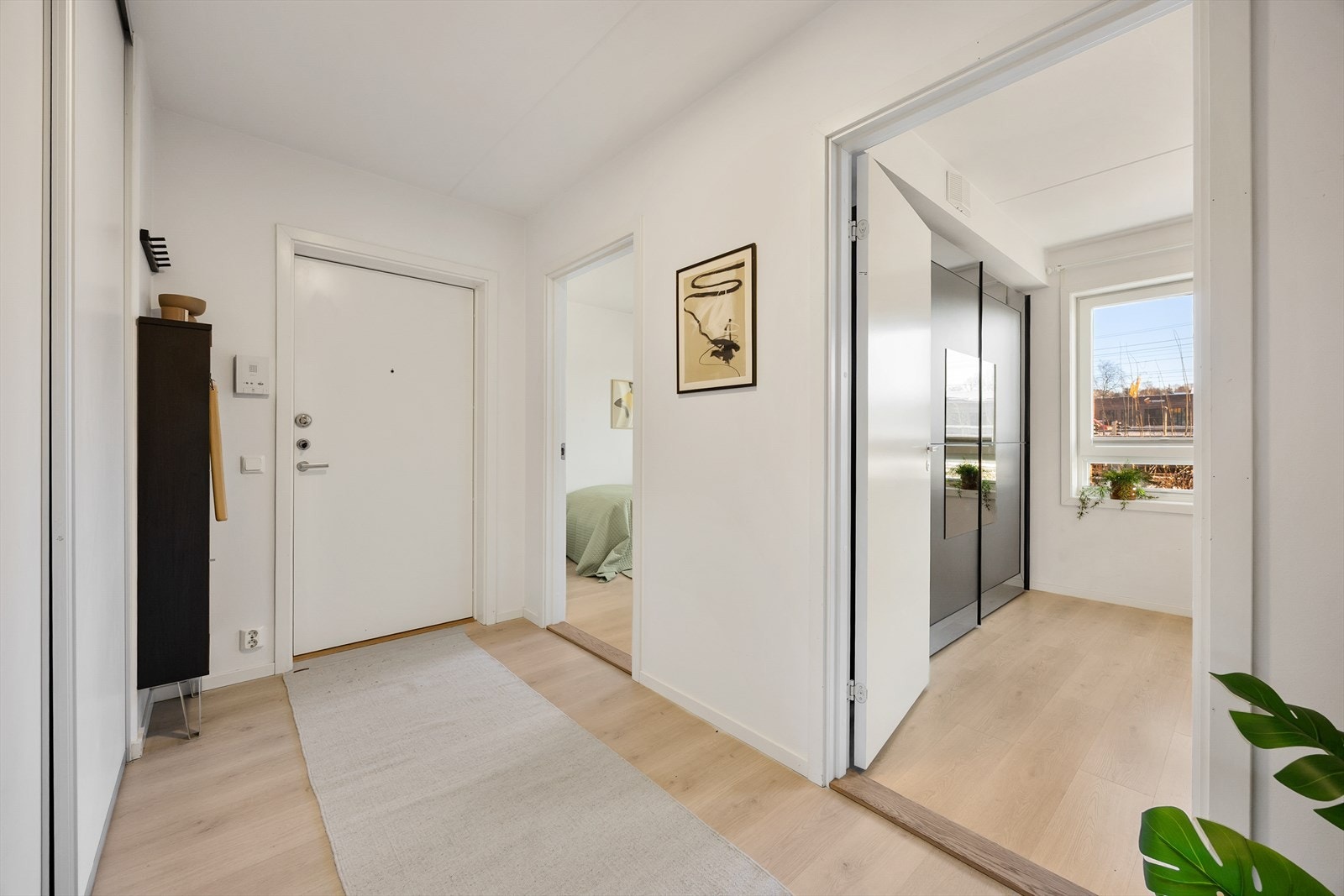 Fra entreen er det adkomst til leilighetens øvrige rom. Døren er brann- og lydklassifisert. Galleribilde